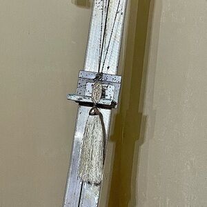 ITS - LONG GOLD NECKLACE WITH GOLD HAMMERED ACCENTS ON CREAM TASSEL